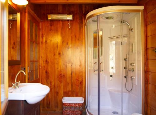 a bathroom with a shower and a sink at Casa Rural O Carreiro in Cedeira