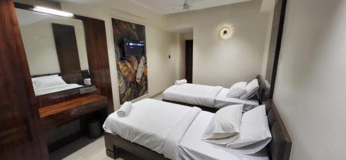 Postel nebo postele na pokoji v ubytování Model Grand Inn