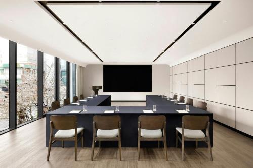 Zona business o sala conferenze di AC Hotel by Marriott Seoul Gangnam