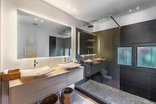 a bathroom with two sinks and a shower at VILLA Bella CANNES Croix des Gardes in Cannes