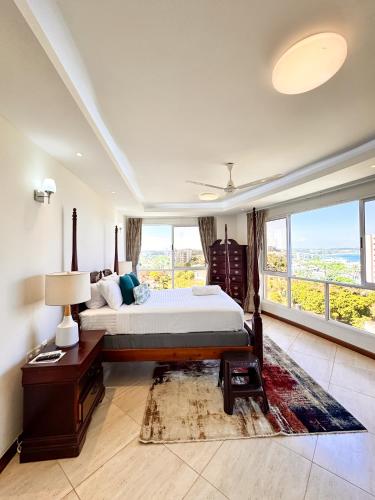 Una cama o camas en una habitación de LuxeSeaView PENTHOUSE-NYALI