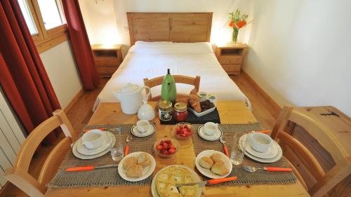 a table with food and drinks on top of a bed at La Nicchia in Tarzo