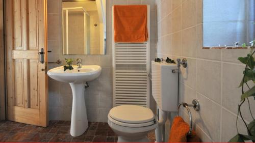 TarzoにあるLa Nicchiaのバスルーム(白いトイレ、シンク付)
