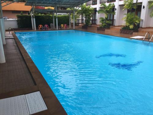 a large blue swimming pool in a hotel at Baan Napa in Ban Thung Ngai