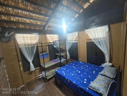 Postel nebo postele na pokoji v ubytování Tein homestay