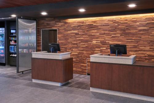 Vstupní hala nebo recepce v ubytování Courtyard by Marriott Petoskey at Victories Square