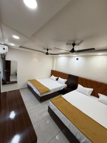 HOTEL SHREE GANESH DWARKaにあるベッド