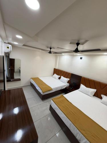 HOTEL SHREE GANESH DWARKaにあるベッド