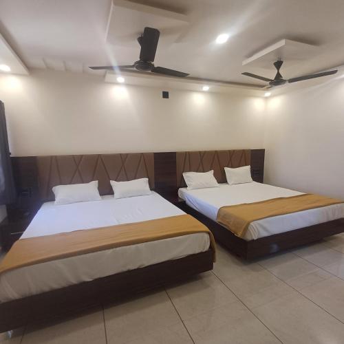 HOTEL SHREE GANESH DWARKaにあるベッド