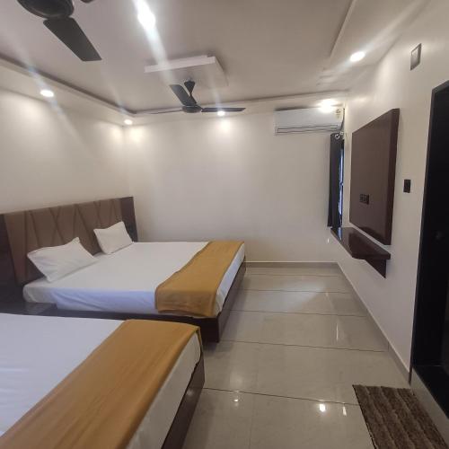 HOTEL SHREE GANESH DWARKaにあるベッド
