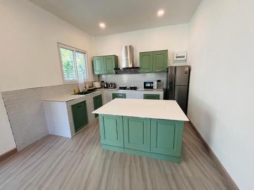 Kuchyň nebo kuchyňský kout v ubytování Hornbill Pool Villas Koh Chang