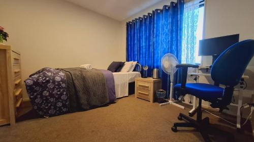 a bedroom with a bed and a desk and a chair at Modern Sunny & Comfy Rooms with Ultra-Fast Fibre & Free Parking in Auckland in Auckland