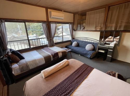 Postel nebo postele na pokoji v ubytování Okawachiyama LODGE - Village of the Secret Kilns!