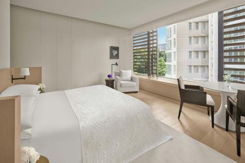Cama ou camas em um quarto em The Singapore EDITION