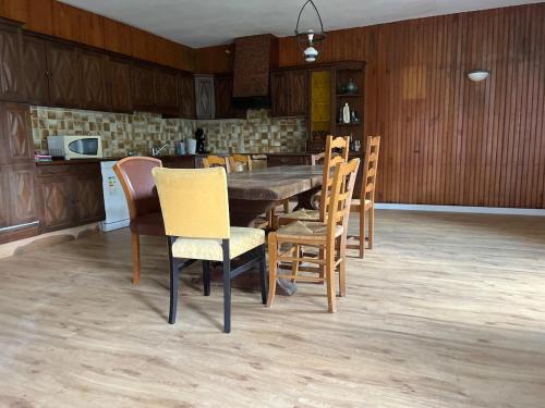 une salle à manger avec une table et des chaises dans l'établissement Grande Maison de Campagne proche de Carhaix, à Plévin