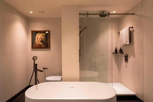 Bilik mandi di Bankside Hotel, Autograph Collection