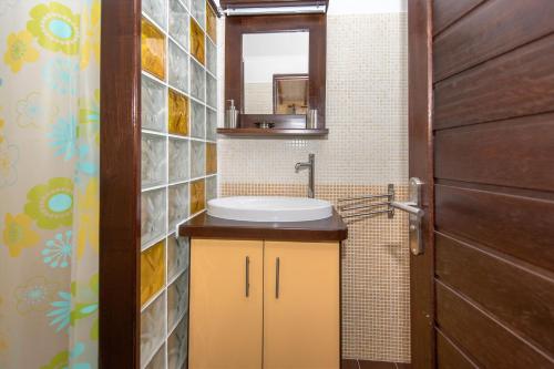 a bathroom with a sink and a mirror at Bienvenue Au Tropic Venucia in Port-Louis