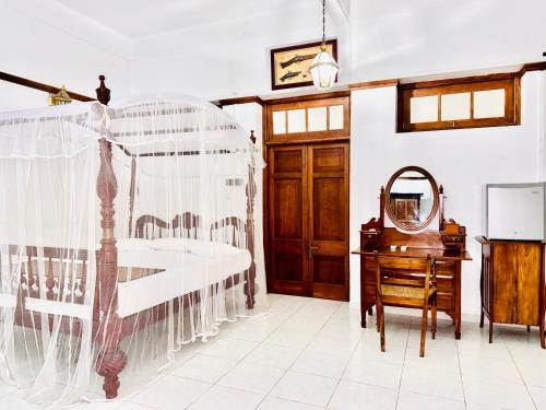 a bedroom with a bed with a veil on it at Ilukthenna bungalow in Deraniyagala