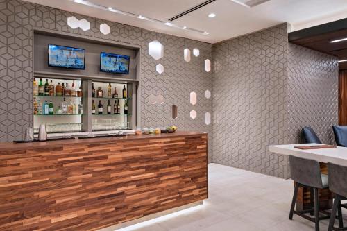 Лаундж или бар в Courtyard by Marriott Houston Sugar Land/Lake Pointe