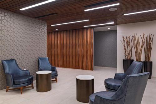 Гостиная зона в Courtyard by Marriott Houston Sugar Land/Lake Pointe