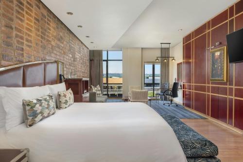 Cama ou camas em um quarto em African Pride Melrose Arch, Autograph Collection