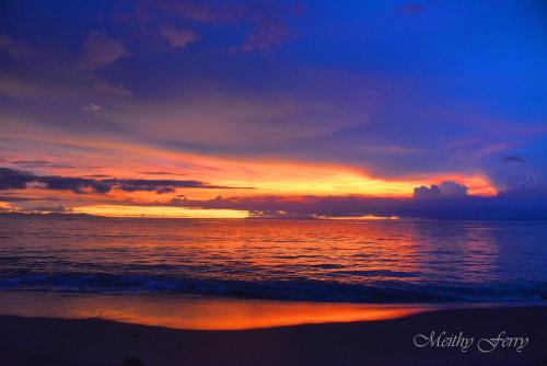 a sunset on the beach with the ocean at 2 Bedroom Villa with Pool & Close to Setangi Beach in Mangsit