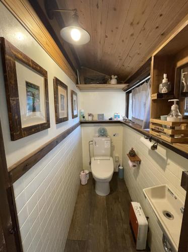 ein Badezimmer mit Toilette und Waschbecken in der Unterkunft Okawachiyama LODGE - Village of the Secret Kilns! in Imari