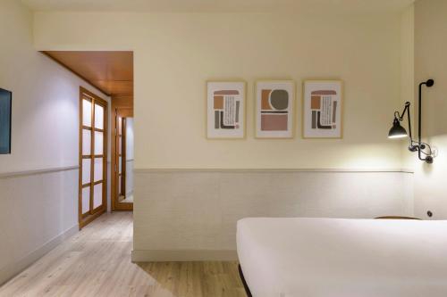 AC Hotel Los Vascos by Marriottにあるベッド