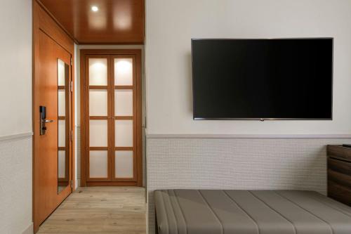 AC Hotel Los Vascos by Marriottにあるテレビまたはエンターテインメントセンター