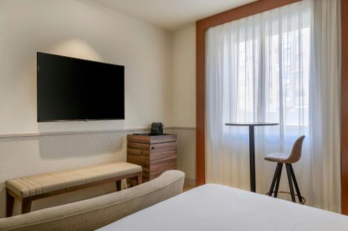 AC Hotel Los Vascos by Marriottにあるテレビまたはエンターテインメントセンター