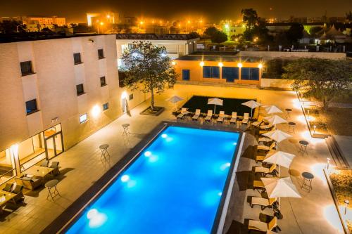Ein Blick auf den Pool von der Unterkunft Azalaï Hôtel Nouakchott oder aus der Nähe