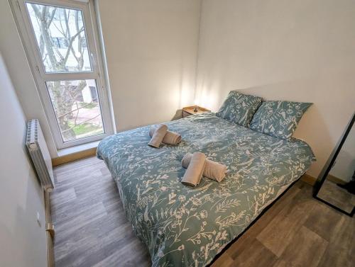 - une chambre avec un lit avec deux oreillers et une fenêtre dans l'établissement Le Garnier - Lyon 7 avec Balcon & Parking Inclus, à Lyon