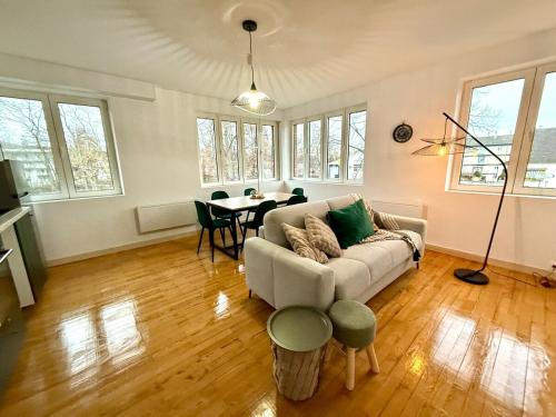 un salon avec un canapé et une table dans l'établissement Au cœur du vignoble, à Ingersheim