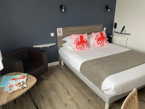 Postel nebo postele na pokoji v ubytování Cit'Hotel Le Chêne Vert