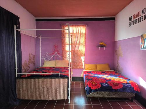 Ένα ή περισσότερα κρεβάτια σε δωμάτιο στο Karim Hostel