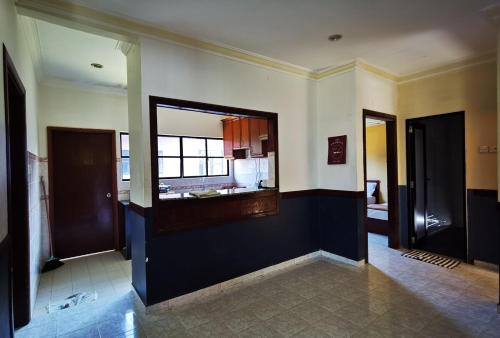 Sala de estar con 2 puertas y espejo en A'Famosa Resort villa with Private Swimming pool, en Kampong Pulau Sebang