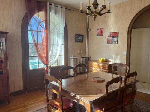 une salle à manger avec une table et des chaises et une fenêtre dans l'établissement Gîte de la petite fourmy, à Saint-Sulpice-les-Feuilles