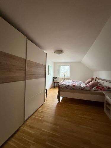 a bedroom with a bed and a desk in a room at Dům FAUNA V Českosaském Švýcarsku in Janov