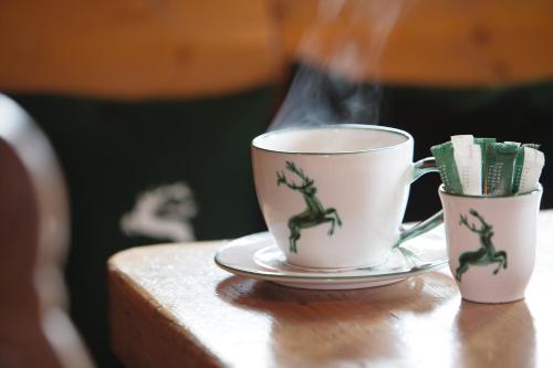 ホテル トラウベ トンバッハにあるコーヒーまたはお茶