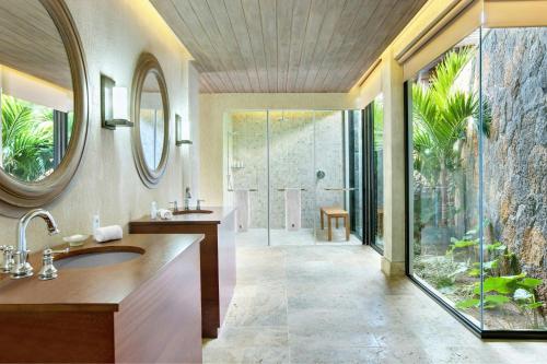 Koupelna v ubytování The St. Regis Le Morne Resort, Mauritius