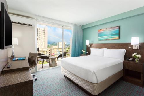 Postel nebo postele na pokoji v ubytování Courtyard by Marriott Waikiki Beach