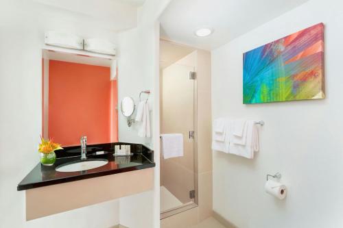 Koupelna v ubytování Courtyard by Marriott Waikiki Beach