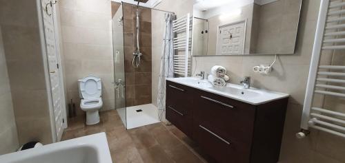 Ванная комната в Beautiful villa with swimming pool