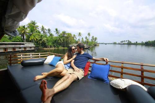 アレッピーにあるBest Kerala Houseboatの船の背に座る男女