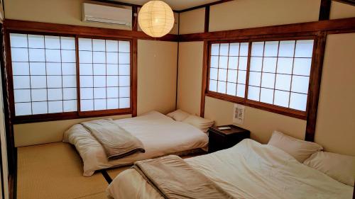 Postel nebo postele na pokoji v ubytování 5min Umeda,Traditional Japanese House, Oideya