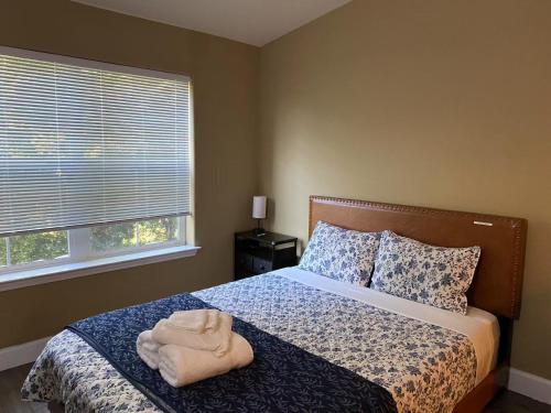 Postel nebo postele na pokoji v ubytování Cozy 3-Bedroom house with central AC and heating