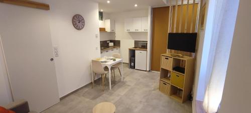 une petite cuisine avec une petite table et une petite cuisine avec une table dans l'établissement Appartement La Roche Sur Yon, à La Roche-sur-Yon