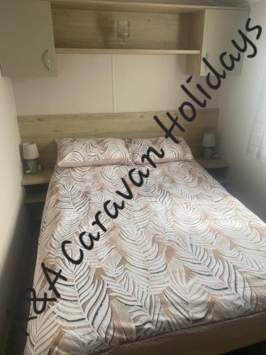 Ένα ή περισσότερα κρεβάτια σε δωμάτιο στο R&A Static Caravan Holidays, Towyn, North Wales