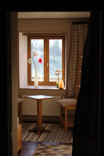 a room with a window with a table and vases at Chambre Swingy - Gîte les Zazous in Lormes