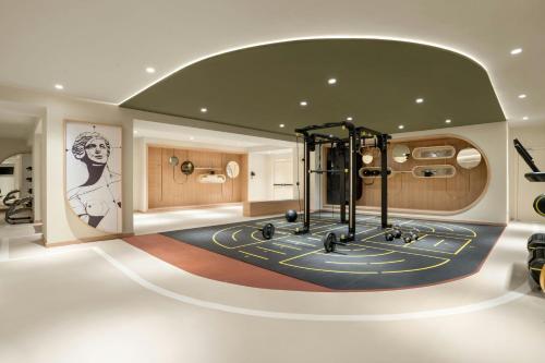 a room with a gym with a fitness center at Cardo Roma, Autograph Collection in Rome